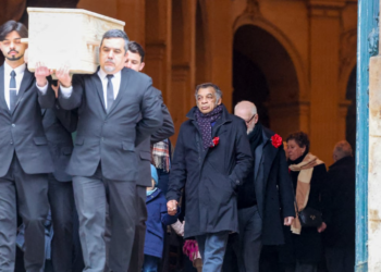 Obsèques de Catherine Laborde : l’apparition remarquée de Jimmy, son ex et père de ses filles, au côté de son petit-fils