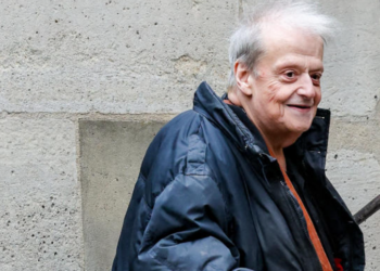 Obsèques de Catherine Laborde : Guy Carlier émacié s’aidant d’une canne, sa réapparition inquiétante (Photos)
