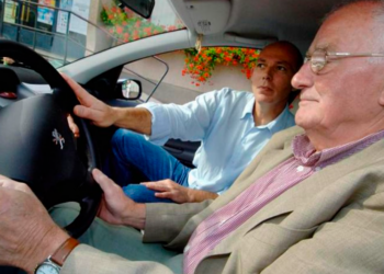 Un macaron « S » pour les séniors au volant bientôt obligatoire : du nouveau en 2025 ?
