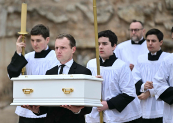 Obsèques du petit Emile : une messe traditionnelle en latin dans la plus vaste église gothique de Provence