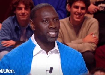 “T’es libéré ?” : Omar Sy attaque Yann Barthès sur le physique et lui tire les vers du nez sur un tic nouveau