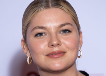 Louane : éblouissante, elle sublime ses épaules avec une robe à l’encolure idéale 1 Louane : éblouissante, elle sublime ses épaules avec une robe à l’encolure idéale Louane : éblouissante, elle sublime ses épaules avec une robe à l’encolure idéale