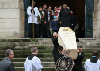 Les deux filles de Catherine Laborde, Gabrièle et Pia, ensemble à l'église Saint-Roch : cérémonie sobre comme le souhaitait leur maman 2 Les deux filles de Catherine Laborde, Gabrièle et Pia, ensemble à l'église Saint-Roch : cérémonie sobre comme le souhaitait leur maman Les deux filles de Catherine Laborde, Gabrièle et Pia, ensemble à l’église Saint-Roch : cérémonie sobre comme le souhaitait leur maman
