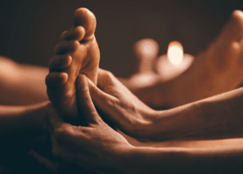 Que signifie-t-il lorsqu’un homme embrasse vos pieds ?