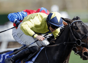 Michael O'Sullivan, jockey irlandais de 24 ans, est décédé après une chute en pleine course 13 Michael O'Sullivan, jockey irlandais de 24 ans, est décédé après une chute en pleine course Michael O’Sullivan, jockey irlandais de 24 ans, est décédé après une chute en pleine course