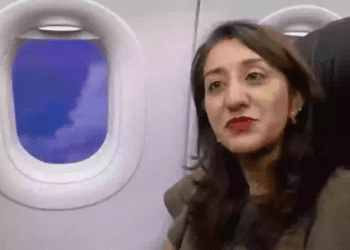 Elle prend l'avion tous les jours pour aller au travail car c'est moins cher que de déménager 3 Elle prend l'avion tous les jours pour aller au travail car c'est moins cher que de déménager Elle prend l’avion tous les jours pour aller au travail car c’est moins cher que de déménager