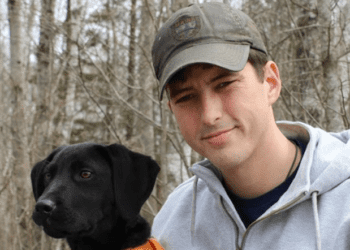 Malentendant, il adopte un chien sourd et lui apprend la langue des signes 16 Malentendant, il adopte un chien sourd et lui apprend la langue des signes Malentendant, il adopte un chien sourd et lui apprend la langue des signes