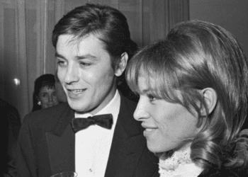 “Il m’a menacée d’un fuil” : ce coup de fil paniqué de Nathalie Delon après un affrontement avec Alain 17 “Il m’a menacée d’un fuil” : ce coup de fil paniqué de Nathalie Delon après un affrontement avec Alain “Il m’a menacée d’un fuil” : ce coup de fil paniqué de Nathalie Delon après un affrontement avec Alain