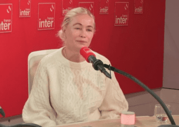 “C’est très étrange” : Emmanuelle Béart lâche une info hilarante sur ses enfants en plein direct 17 “C’est très étrange” : Emmanuelle Béart lâche une info hilarante sur ses enfants en plein direct “C’est très étrange” : Emmanuelle Béart lâche une info hilarante sur ses enfants en plein direct