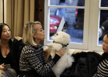 Laeticia Hallyday aux anges : Après la perte de sa villa à Los Angeles, elle retrouve le sourire avec Jade et Joy lors d’un événement festif