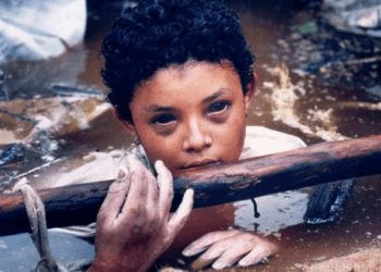 Il photographie les derniers instants d'une jeune fille condamnée et déclenche une polémique pour ne pas l'avoir aidée 3 Il photographie les derniers instants d'une jeune fille condamnée et déclenche une polémique pour ne pas l'avoir aidée Il photographie les derniers instants d’une jeune fille condamnée et déclenche une polémique pour ne pas l’avoir aidée