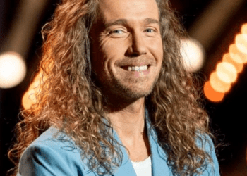 Julien Doré avec son fils qui aura bientôt 4 ans : en pleine séance de piano, le garçon montre son assurance !