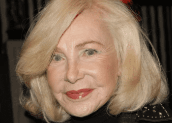 Michèle Torr, 77 ans, “vit avec” un homme de 27 ans : “Je veux l’aider à construire un avenir avec moi”