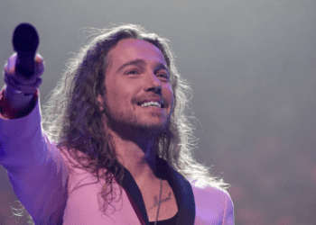 Julien Doré blessé au visage quelques heures avant son concert à Aix-en-Provence 3 Julien Doré blessé au visage quelques heures avant son concert à Aix-en-Provence Julien Doré blessé au visage quelques heures avant son concert à Aix-en-Provence