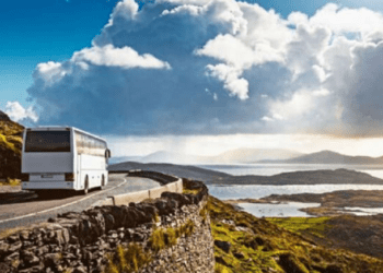 Un bus français plonge dans un lac, des survivants choqués