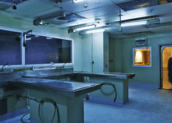 Un médecin entend un bruit venant de la morgue et fait une terrible découverte