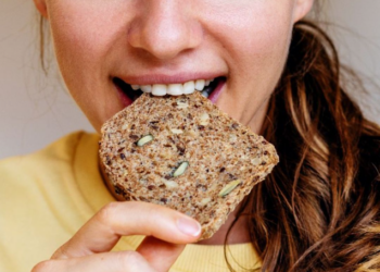 Glycémie : ce pain que l’on croit « sain » augmente le taux de sucre dans le sang (il a souvent un index glycémique élevé)