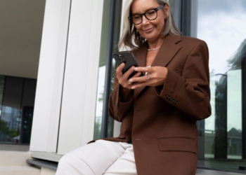 Ce trench court Kiabi à 30 euros est parfait après 60 ans (c’est le modèle le plus tendance du printemps)