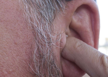 Dites adieu aux poils d&rsquo;oreilles en appliquant ces astuces efficaces !