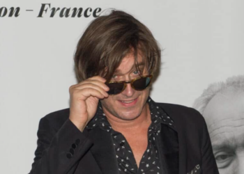 « Je n’aurais pas voulu apparaître » : Thomas Dutronc réagit à l’hommage rendu à sa mère Françoise Hardy lors du concert des Enfoirés
