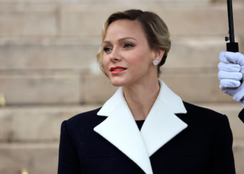 Charlene de Monaco élégante en tailleur beige, elle réapprend des gestes essentiels sur un titre culte des Bee Gees