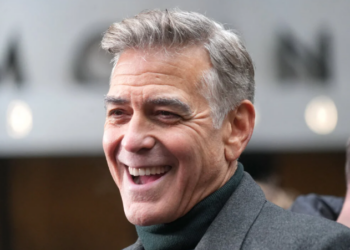 George Clooney en pleine crise de la quarantaine ? Ce nouveau look surprenant lors d&rsquo;un déjeuner avec sa femme Amal