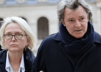 Recueillement après le départ de Jean-Louis Debré : Claude Chirac sort de l’ombre au bras de François Baroin 11 Recueillement après le départ de Jean-Louis Debré : Claude Chirac sort de l’ombre au bras de François Baroin Recueillement après le départ de Jean-Louis Debré : Claude Chirac sort de l’ombre au bras de François Baroin