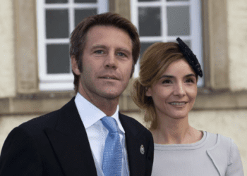 Emmanuel-Philibert de Savoie photographié main dans la main avec une sublime brune et ce n'est pas Clotilde Courau 18 Emmanuel-Philibert de Savoie photographié main dans la main avec une sublime brune et ce n'est pas Clotilde Courau Emmanuel-Philibert de Savoie photographié main dans la main avec une sublime brune et ce n’est pas Clotilde Courau