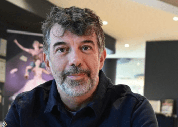 Stéphane Plaza pris à partie pendant une manif’, les policiers appelés en renfort pour calmer la foule 3 Stéphane Plaza pris à partie pendant une manif’, les policiers appelés en renfort pour calmer la foule Stéphane Plaza pris à partie pendant une manif’, les policiers appelés en renfort pour calmer la foule