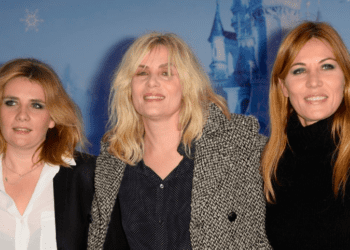 Mathilde Seigner : cette rare fois où elle s’était confiée sur sa sœur Emmanuelle en dit long, "Souffert de…" 17 Mathilde Seigner : cette rare fois où elle s’était confiée sur sa sœur Emmanuelle en dit long, "Souffert de…" Mathilde Seigner : cette rare fois où elle s’était confiée sur sa sœur Emmanuelle en dit long, « Souffert de… »