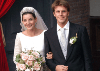 Emmanuel-Philibert de Savoie photographié main dans la main avec une sublime brune et ce n'est pas Clotilde Courau 12 Emmanuel-Philibert de Savoie photographié main dans la main avec une sublime brune et ce n'est pas Clotilde Courau Emmanuel-Philibert de Savoie photographié main dans la main avec une sublime brune et ce n’est pas Clotilde Courau