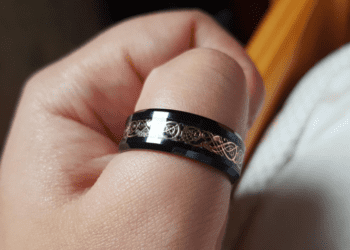 Bague sur le pouce : quelle signification ? 7 Bague sur le pouce : quelle signification ? Bague sur le pouce : quelle signification ?