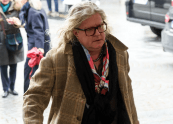 Pierre-Jean Chalençon ruiné : il tente de ne pas perdre la face mais la vente forcée de son palais parisien est rude 5 Pierre-Jean Chalençon ruiné : il tente de ne pas perdre la face mais la vente forcée de son palais parisien est rude Pierre-Jean Chalençon ruiné : il tente de ne pas perdre la face mais la vente forcée de son palais parisien est rude