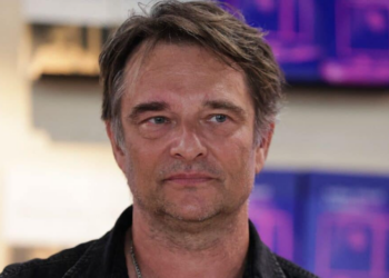 Face aux disputes familiales, David Hallyday moqué par Laurent Ruquier : "Il fait vraiment partie des..." 4 Face aux disputes familiales, David Hallyday moqué par Laurent Ruquier : "Il fait vraiment partie des..." Face aux disputes familiales, David Hallyday moqué par Laurent Ruquier : « Il fait vraiment partie des… »