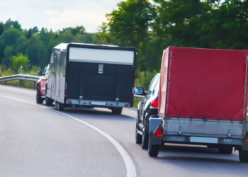 Une femme vue assise dans une remorque à 130 km/h sur l&rsquo;autoroute !