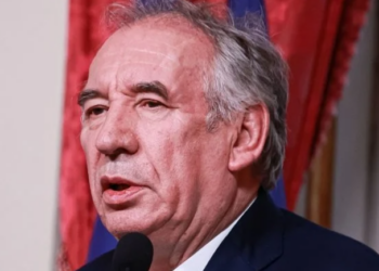 Impôts : cette nouvelle taxe voulue par François Bayrou pour financer les transports fait débat : « On marche sur la tête »