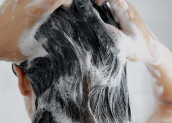 À quelle fréquence laver vos cheveux pour les garder en bonne santé ?