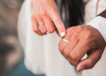 Que signifie porter une bague à la main droite ? 2 Que signifie porter une bague à la main droite ? Que signifie porter une bague à la main droite ?