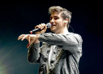 “Je vous propose de partir !” : Julien Lieb interrompt sa première partie pour défendre Ebony, victime d’at*aques raci*tes en plein concert ! 11 “Je vous propose de partir !” : Julien Lieb interrompt sa première partie pour défendre Ebony, victime d’at*aques raci*tes en plein concert ! “Je vous propose de partir !” : Julien Lieb interrompt sa première partie pour défendre Ebony, victime d’at*aques raci*tes en plein concert !