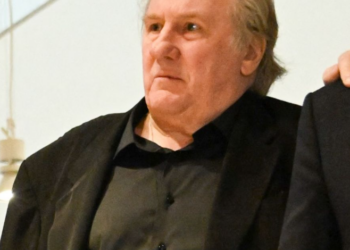 “Elle s’est fait cracher au visage” : La fille d’une grande actrice prise à partie en raison du soutien de sa mère pour Gérard Depardieu ?