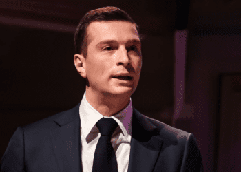 Jordan Bardella méchamment taclé par ce politicien : "Il a 14 ans et demi" 15 Jordan Bardella méchamment taclé par ce politicien : "Il a 14 ans et demi" Jordan Bardella méchamment taclé par ce politicien : « Il a 14 ans et demi »