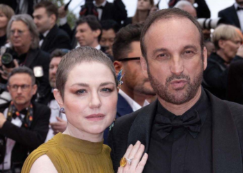 Le mari d&rsquo;Emilie Dequenne touché par le cadeau d&rsquo;une star des années 2000 venue incognito à la cérémonie