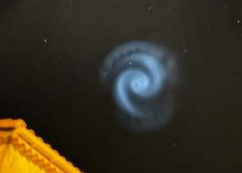 Spirale bleue dans le ciel : quel était cet étrange phénomène vu en France ?