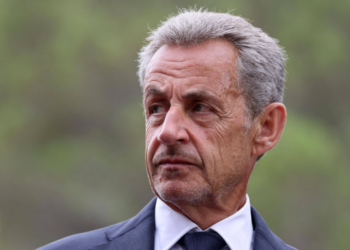 Scène surréaliste au procès de Nicolas Sarkozy ! Une fausse avocate prise en flagrant délit de vol dans la salle d&rsquo;audience