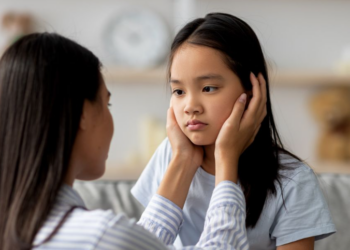 Si on ne vous a jamais dit « je t’aime » étant enfant, vous avez probablement développé ces 8 traits à l’âge adulte