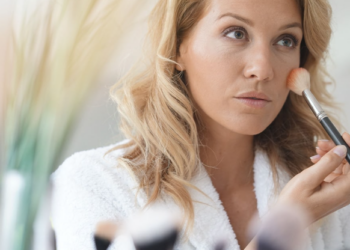 Maquillage après 60 ans : je suis maquilleuse et voici 6 erreurs mémérisantes à éviter à tout prix avec une peau mature