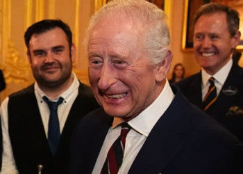 Charles III fait de la flûte avec une carotte, il devient la risée du web avec cette photo