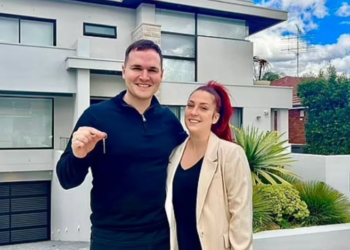 À 33 ans, il possède déjà 150 propriétés qui lui rapportent 63 000 euros par semaine 12 À 33 ans, il possède déjà 150 propriétés qui lui rapportent 63 000 euros par semaine À 33 ans, il possède déjà 150 propriétés qui lui rapportent 63 000 euros par semaine