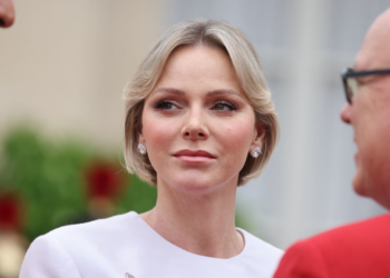 Charlene de Monaco en tailleur et baskets : ce look sport très élégant qui a fait des ravages