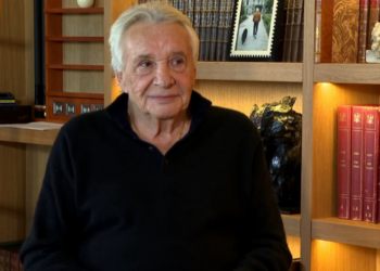 Michel Sardou : son appartement dans le 16e arrondissement de Paris, une « tanière » avec un « immense tableau d’ours »